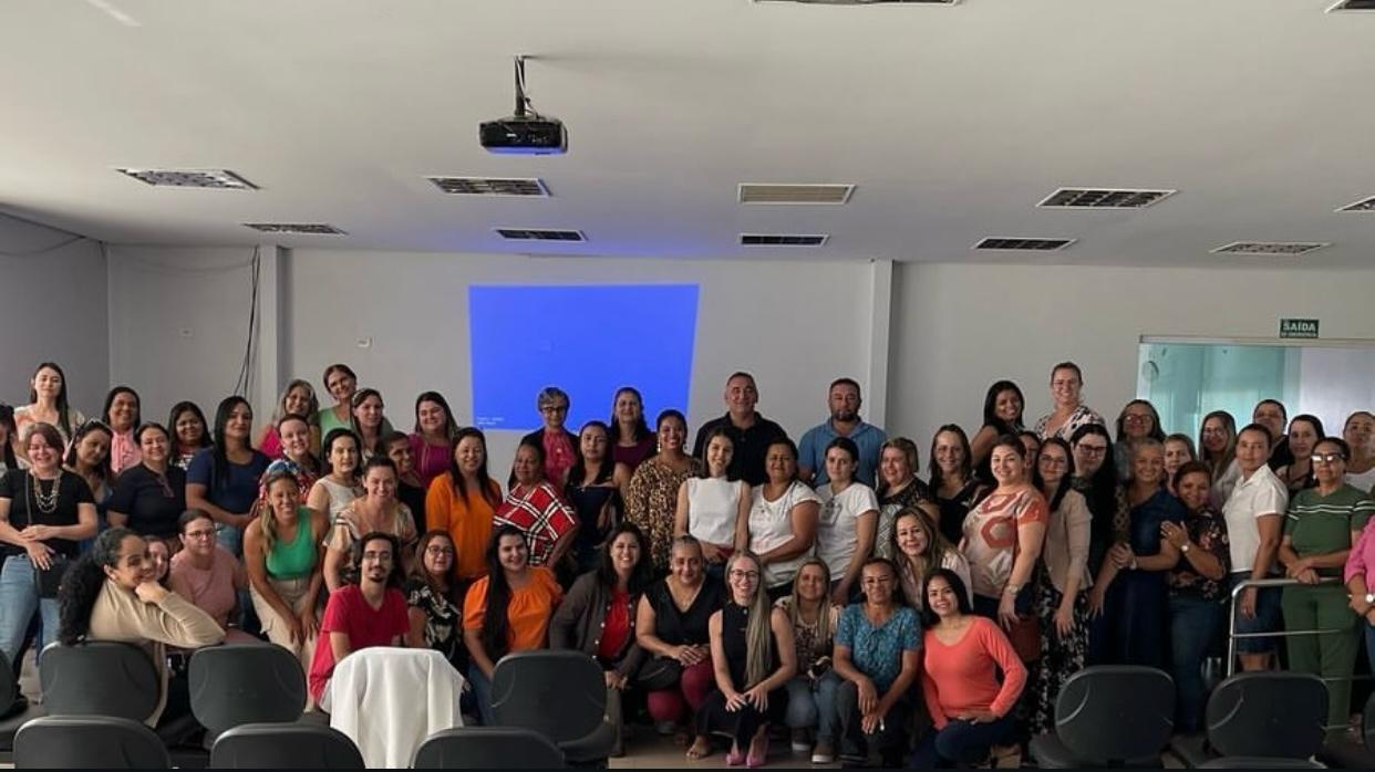 Estudante Eryc (de vermelho, na primeira fileira debaixo pra cima) quando ministrou o 